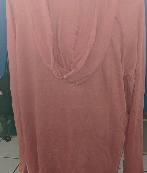 Woman's light weight pullover - Picture 2 of 2